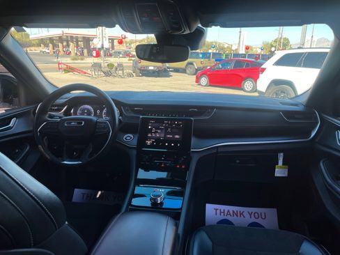 Used 2025 Jeep Grand Cherokee Altitude image 20