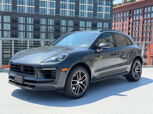 Certified 2023 Porsche Macan S AWD/4WD image 1