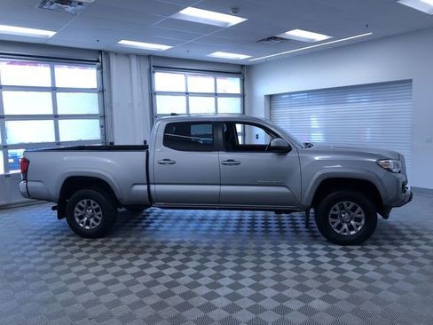 Used 2018 Toyota Tacoma SR5 AWD/4WD image 7