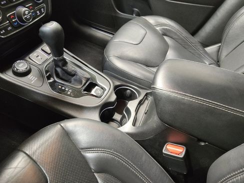 Used 2019 Jeep Cherokee Limited image 26