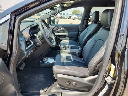 New 2026 Chrysler Pacifica Select image 16