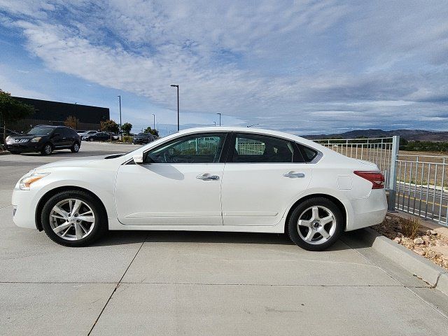 Used 2013 Nissan Altima 2.5 SL w/ Technology Pkg FWD image 2