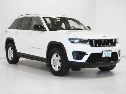 Certified 2024 Jeep Grand Cherokee Laredo image 4