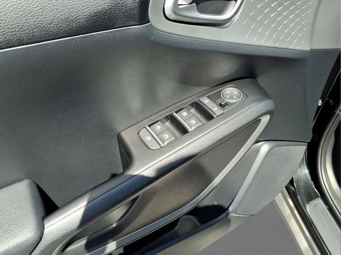Used 2025 Kia Soul LX w/ LX Technology Package FWD image 21