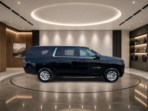 Used 2026 Chevrolet Suburban LT w/ Comfort Package AWD/4WD image 4