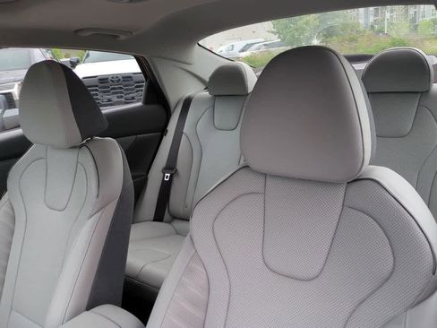 Used 2024 Hyundai Elantra Limited image 8