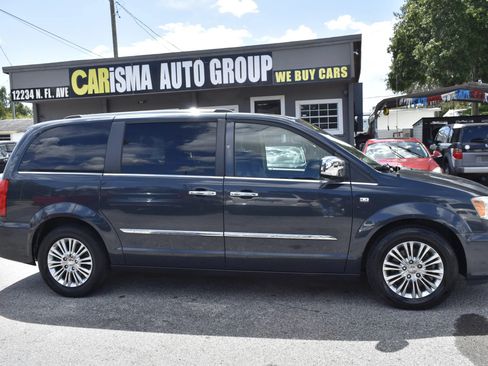 Used 2014 Chrysler Town & Country Touring-L FWD image 3