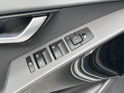 New 2026 Kia Niro EX FWD image 16