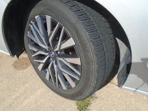 Used 2024 Nissan Altima 2.5 SV FWD image 2