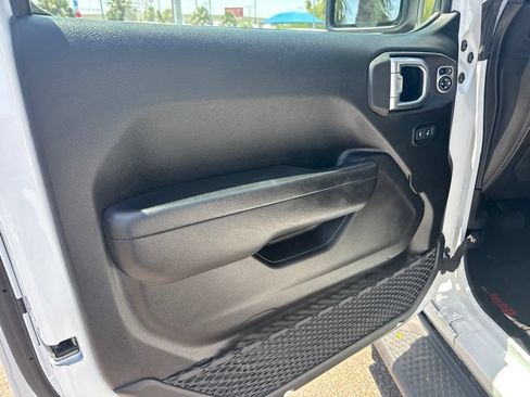 Used 2023 Jeep Gladiator Sport AWD/4WD image 16