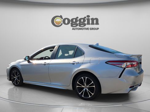 Used 2019 Toyota Camry SE FWD image 3