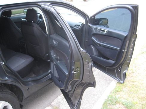 Used 2019 Ford Edge SE image 10