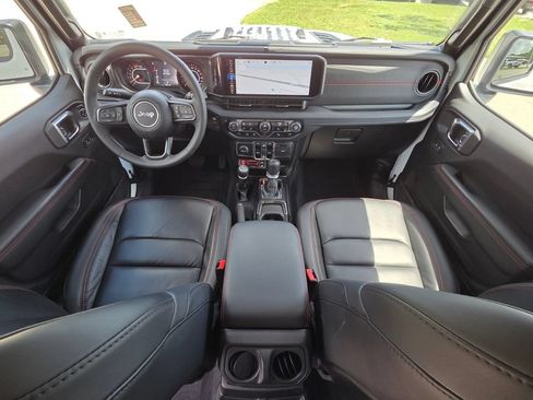Used 2025 Jeep Wrangler Unlimited Rubicon AWD/4WD image 25