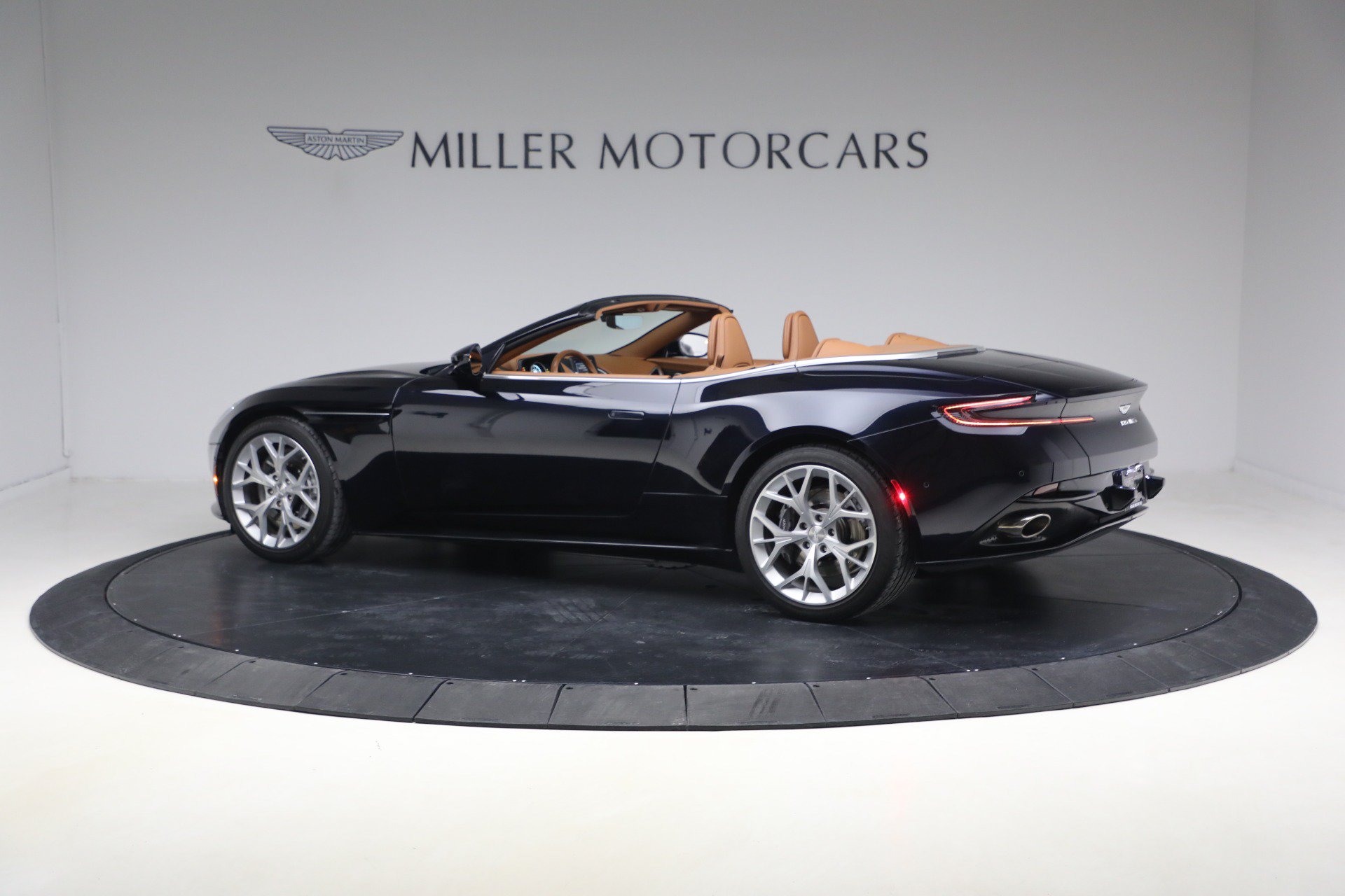 Used 2019 Aston Martin DB11 Volante RWD image 4
