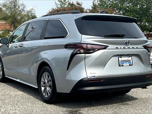 Used 2025 Toyota Sienna XLE FWD image 12
