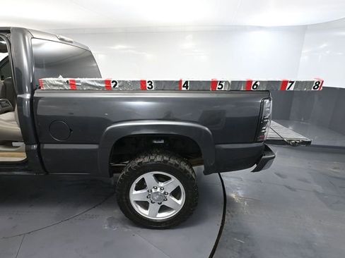 Used 2004 GMC Sierra 2500 SLT w/ Heavy-Duty Power Package image 37