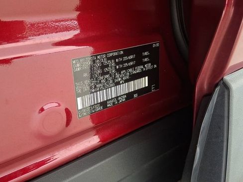 Used 2020 Toyota RAV4 LE FWD image 32
