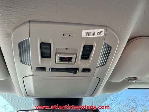 Used 2023 Toyota Highlander XLE AWD/4WD image 33