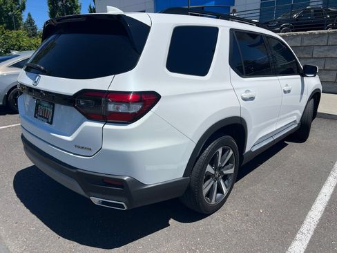 Used 2023 Honda Pilot Touring image 4