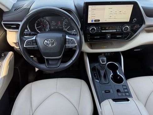 Used 2023 Toyota Highlander XLE image 12