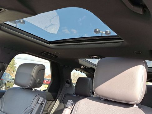 Used 2024 Land Rover Discovery Dynamic SE image 27