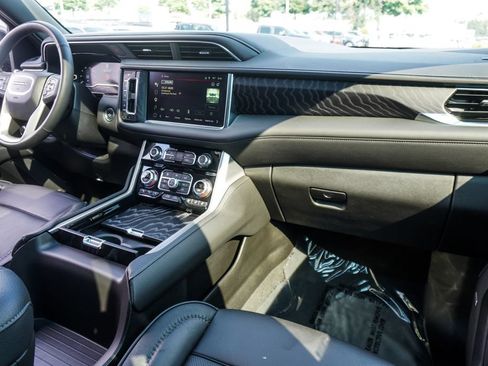 Used 2024 GMC Yukon XL Denali RWD image 10