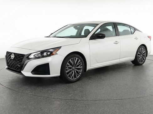Used 2025 Nissan Altima 2.5 SV image 3
