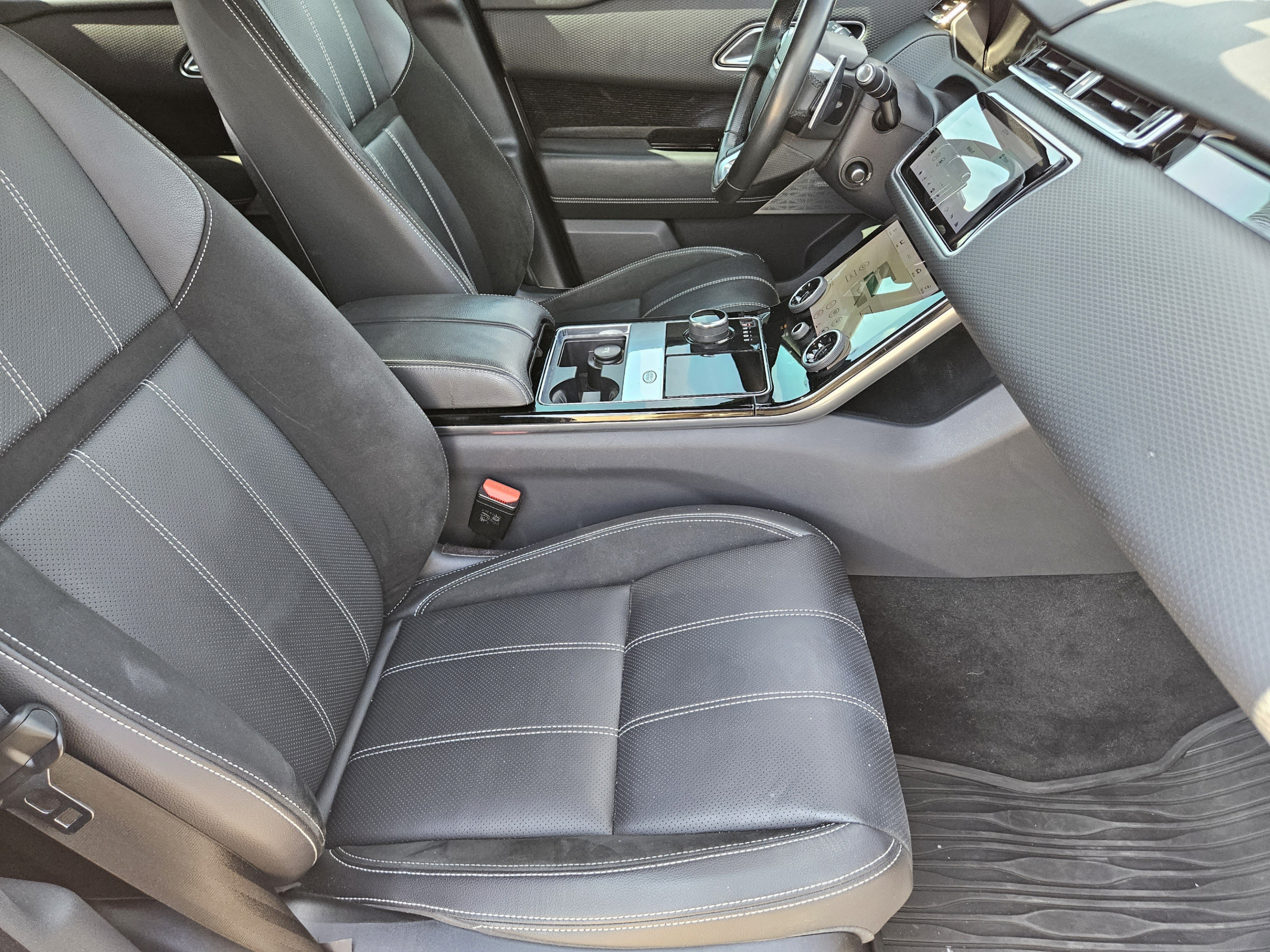 Used 2018 Land Rover Range Rover Velar R-Dynamic SE AWD/4WD image 6