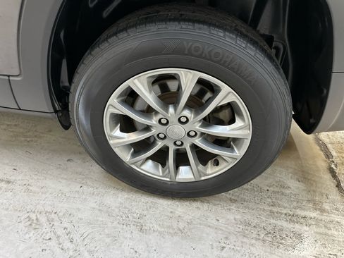 Used 2019 Jeep Cherokee Latitude Plus w/ Cold Weather Group image 11