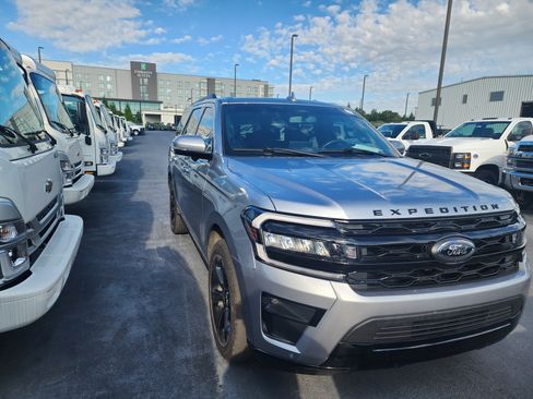 Used 2024 Ford Expedition Limited RWD image 1