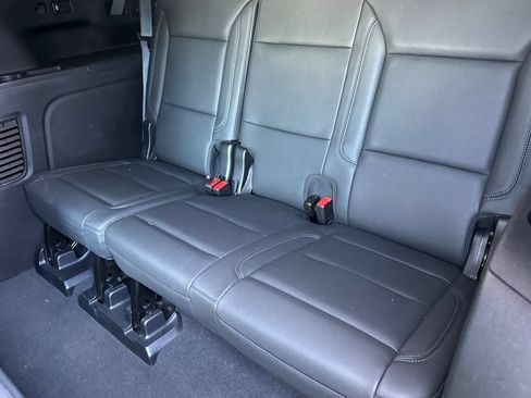 Used 2024 Chevrolet Suburban LT w/ LT Signature Plus Package RWD image 19