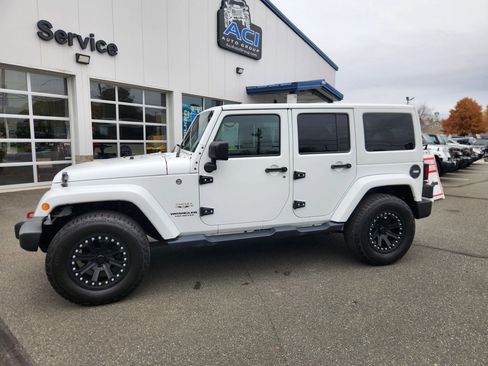 Used 2017 Jeep Wrangler Unlimited Sahara w/ Max Tow Package image 7