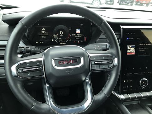 Used 2025 GMC Acadia Elevation image 17