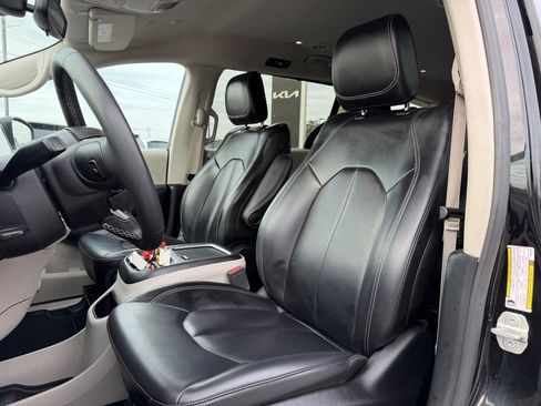 Used 2023 Chrysler Pacifica Touring-L FWD image 10