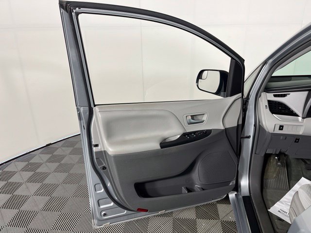 Used 2015 Toyota Sienna LE FWD image 15