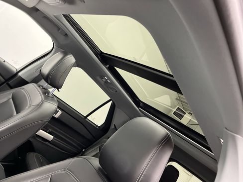 Used 2023 Ford Explorer XLT w/ Equipment Group 202A image 7