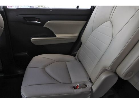 Used 2022 Toyota Highlander XLE FWD image 14