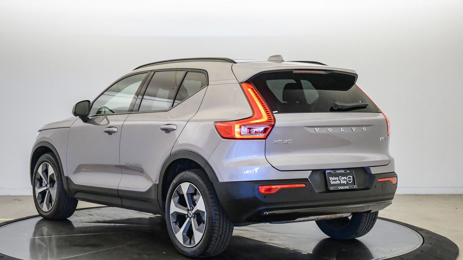 Certified 2026 Volvo XC40 B5 Plus AWD/4WD image 2