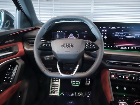 New 2025 Audi SQ5 Prestige image 18