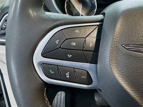 Used 2024 Chrysler Pacifica Touring-L image 8