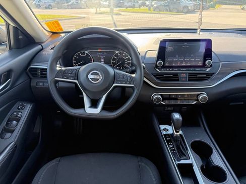Used 2025 Nissan Altima 2.5 SV FWD image 10