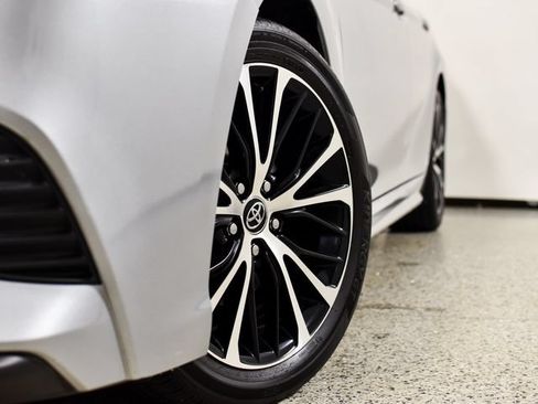 Used 2020 Toyota Camry SE FWD image 7