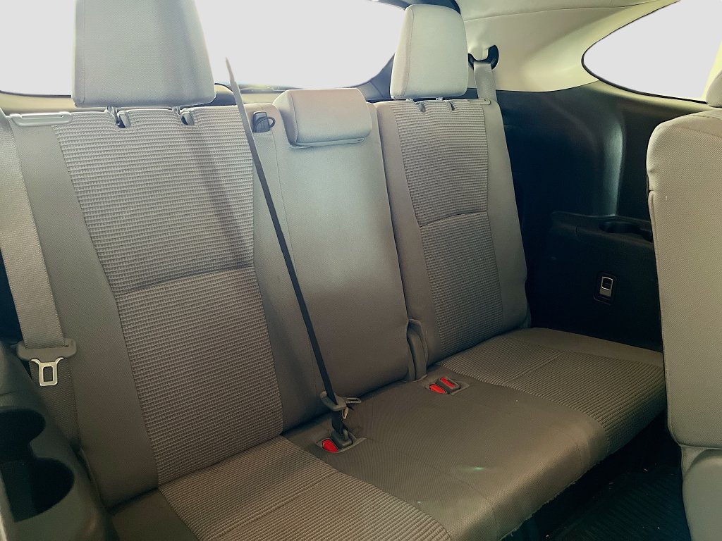 Used 2024 Toyota Highlander LE FWD image 28