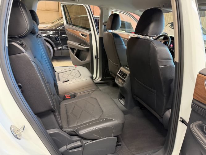 Used 2025 Volkswagen Atlas SE FWD image 31