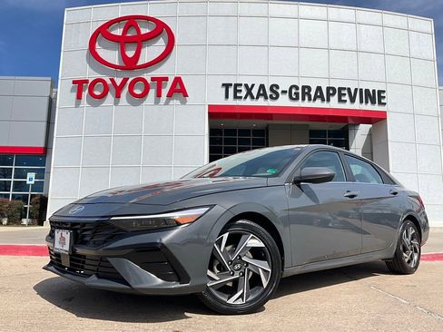 Used 2025 Hyundai Elantra SEL image 2