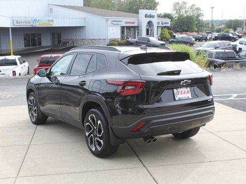 Used 2025 Chevrolet Trax RS FWD image 8