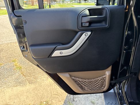 Used 2014 Jeep Wrangler Unlimited Sahara w/ Dual Top Group AWD/4WD image 32
