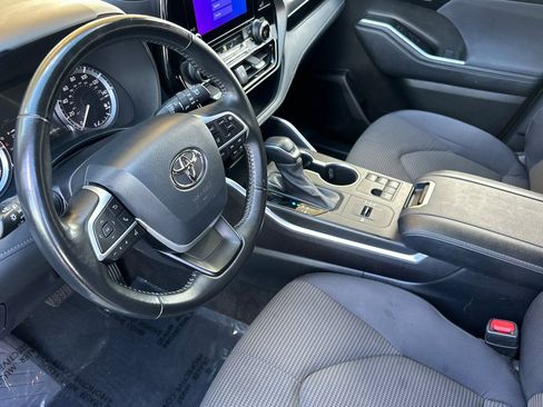 Used 2023 Toyota Highlander LE image 11