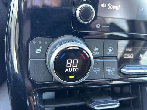 Used 2021 Toyota Highlander XLE image 19