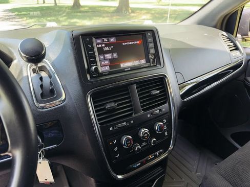 Used 2018 Dodge Grand Caravan SE FWD image 14